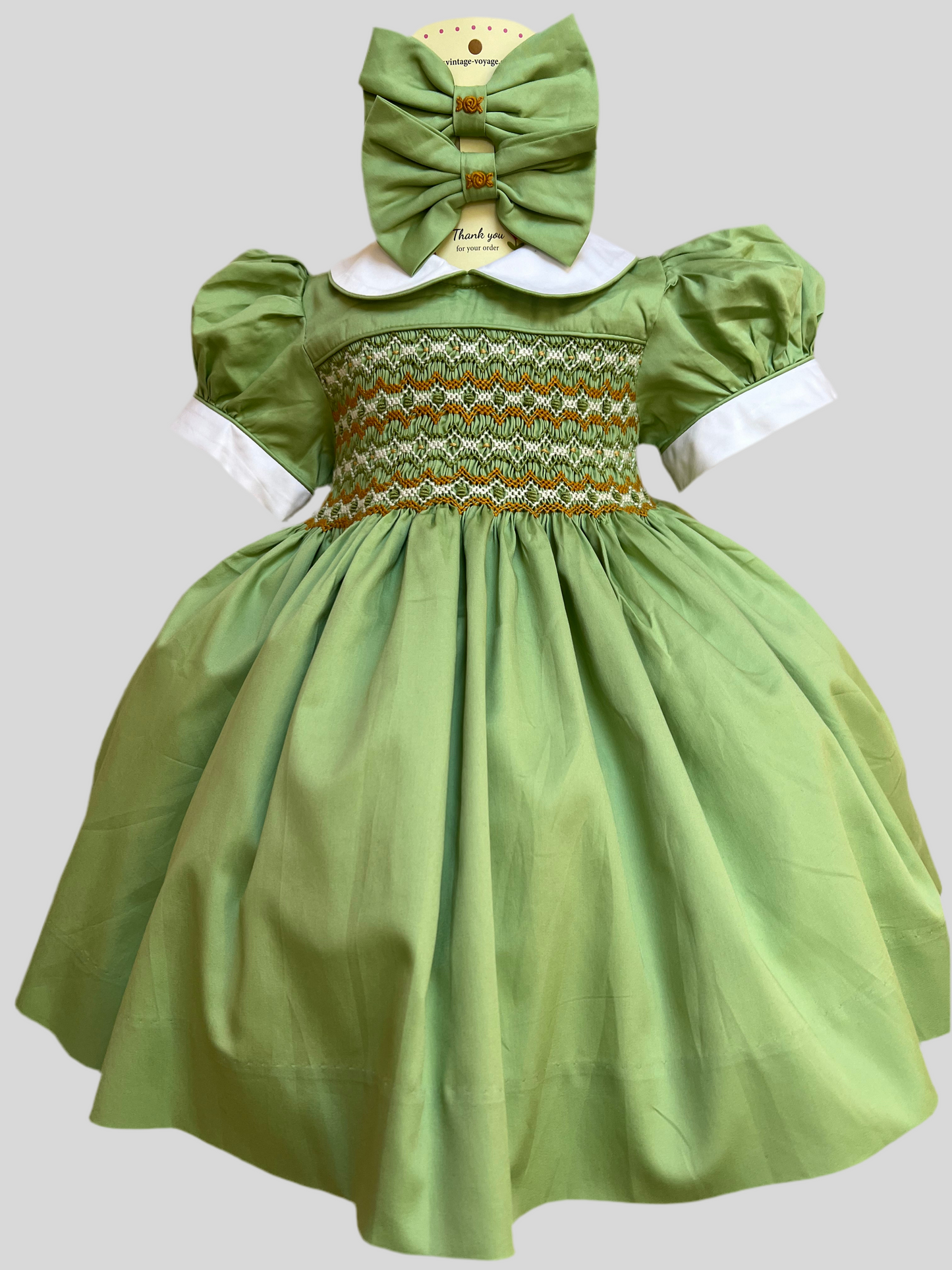 💚PARIS GRASS GREEN  Hand-Smocked Dress & Hair Accessories❣️