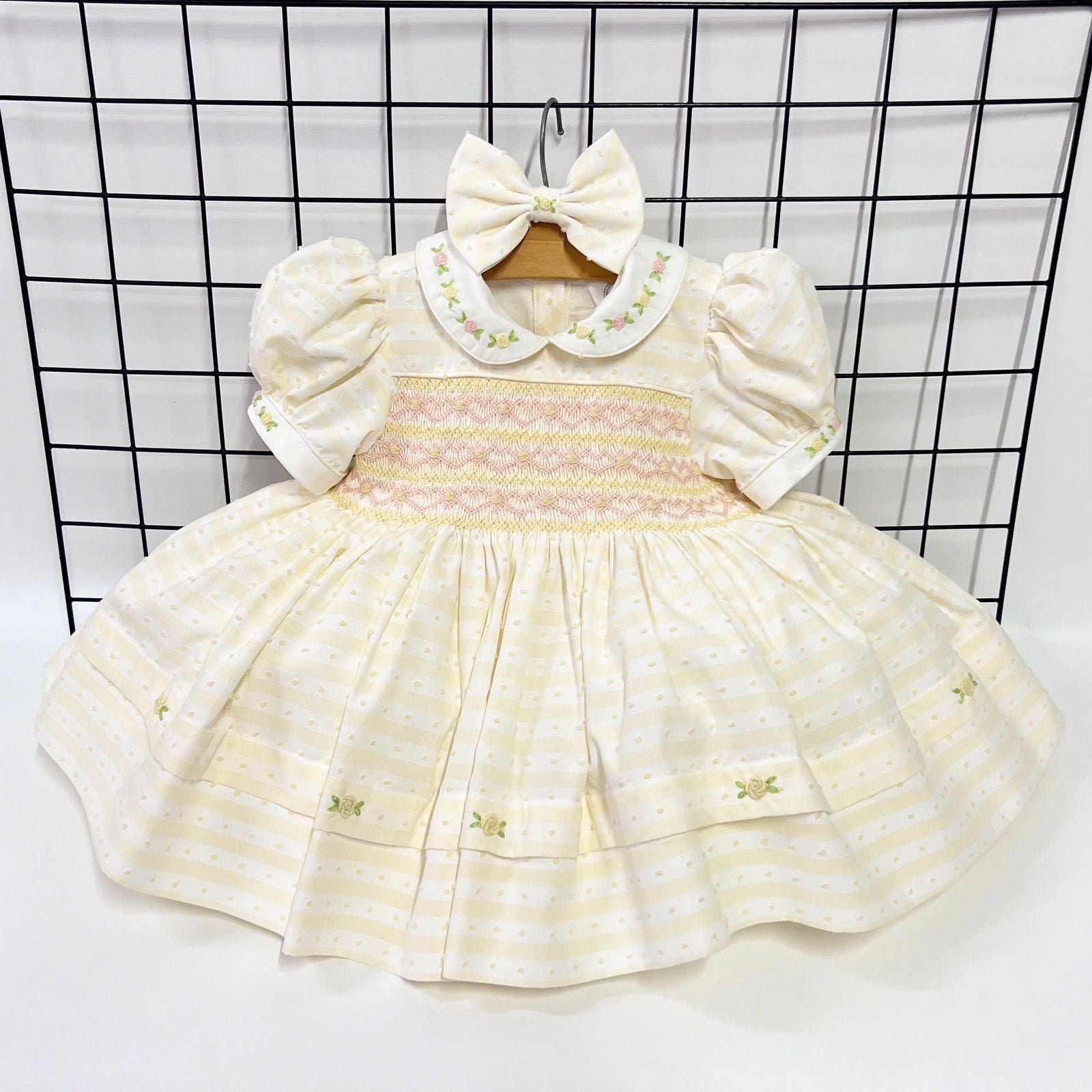 OLIVIA LEMON💞STRIPES SWISS DOT COTTON FRONT & BACK HAND-SMOCKED🧵🪡DRESS & TWO BOWS🎀LAST ONE 4-5 years Baby & Toddler