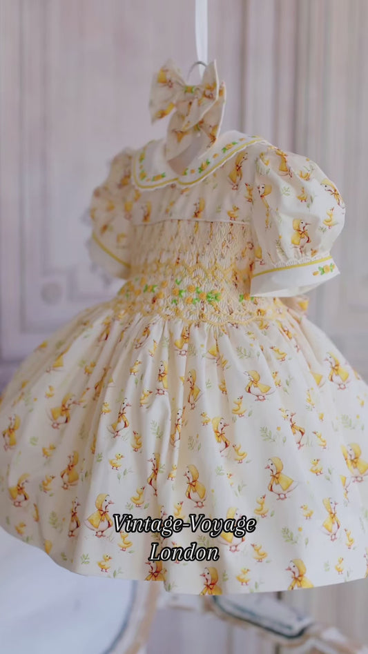 NEW🤩LUCKY🐥MUM & BABY DUCKS PRINTED HAND-SMOCKED🧵🪡👑DRESS & HAIR ACCESSORIES🎀🎀